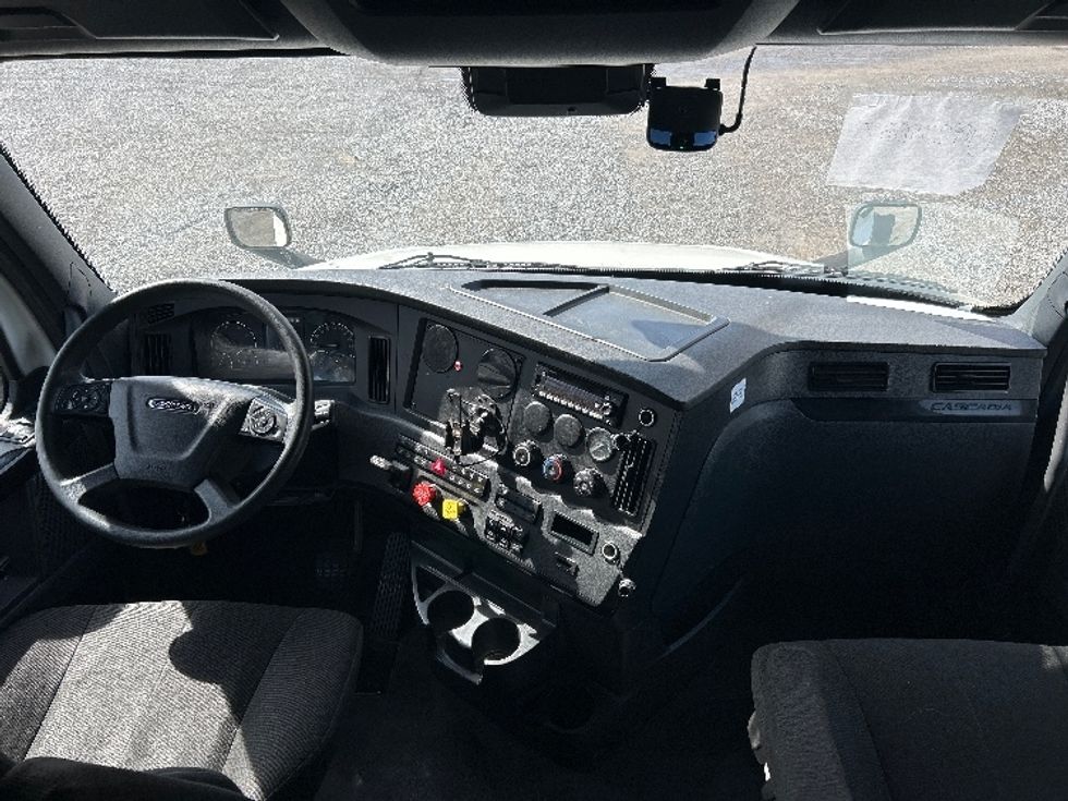 Sleeper Tractor-Heavy Duty Tractors-Freightliner-2023-T12664ST-Salem-VA-708,754\n\t\tmiles-$ 52,250 - Image 12