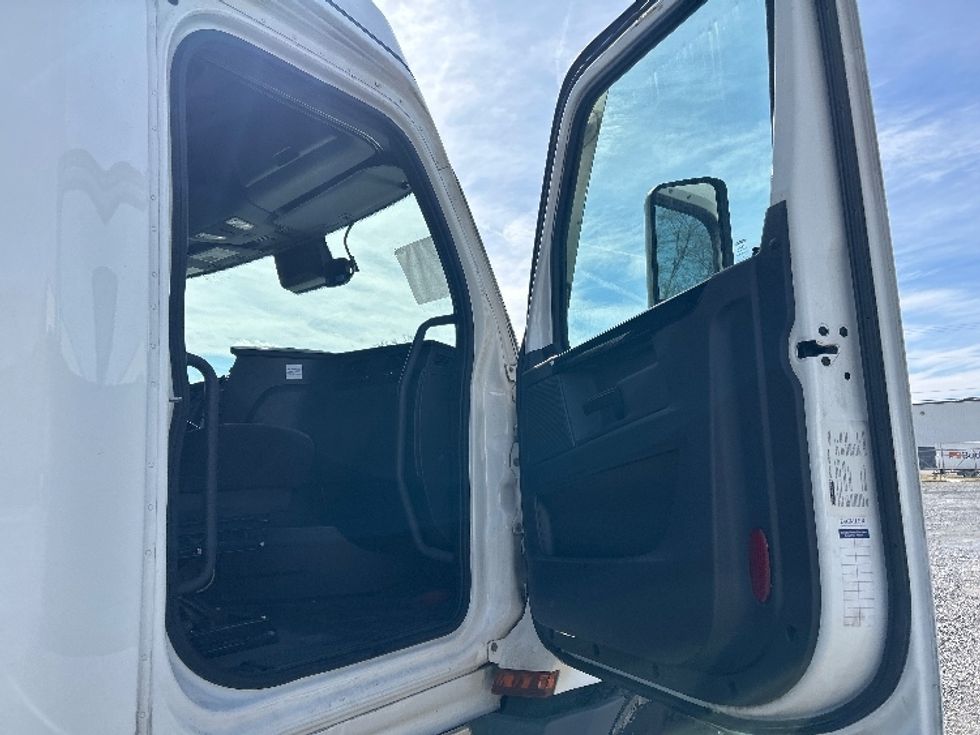 Sleeper Tractor-Heavy Duty Tractors-Freightliner-2023-T12664ST-Salem-VA-708,754\n\t\tmiles-$ 52,250 - Image 13