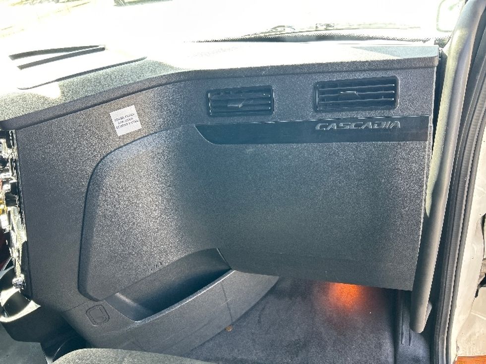 Sleeper Tractor-Heavy Duty Tractors-Freightliner-2023-T12664ST-Salem-VA-708,754\n\t\tmiles-$ 52,250 - Image 14