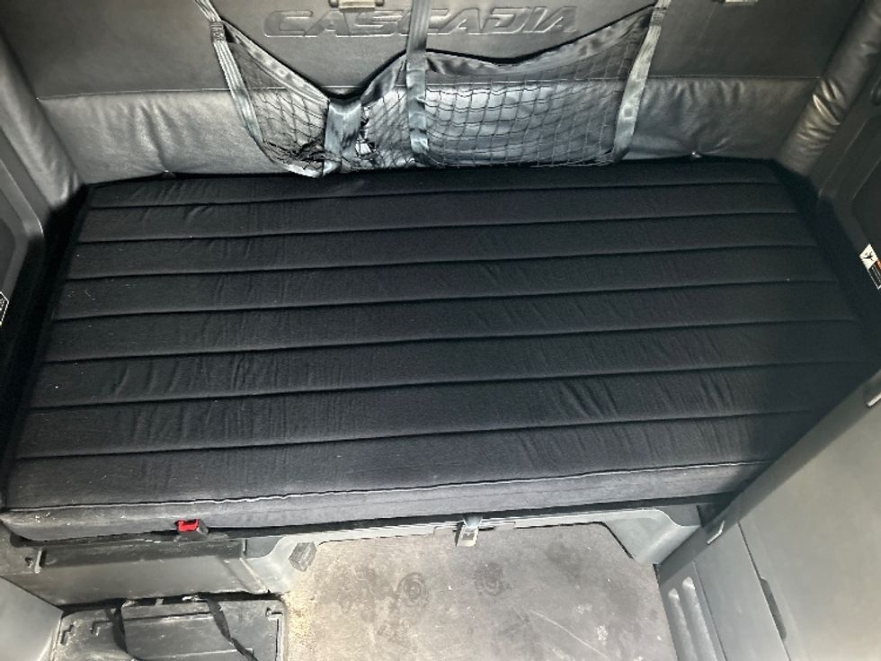 Sleeper Tractor-Heavy Duty Tractors-Freightliner-2023-T12664ST-Salem-VA-708,754\n\t\tmiles-$ 52,250 - Image 17