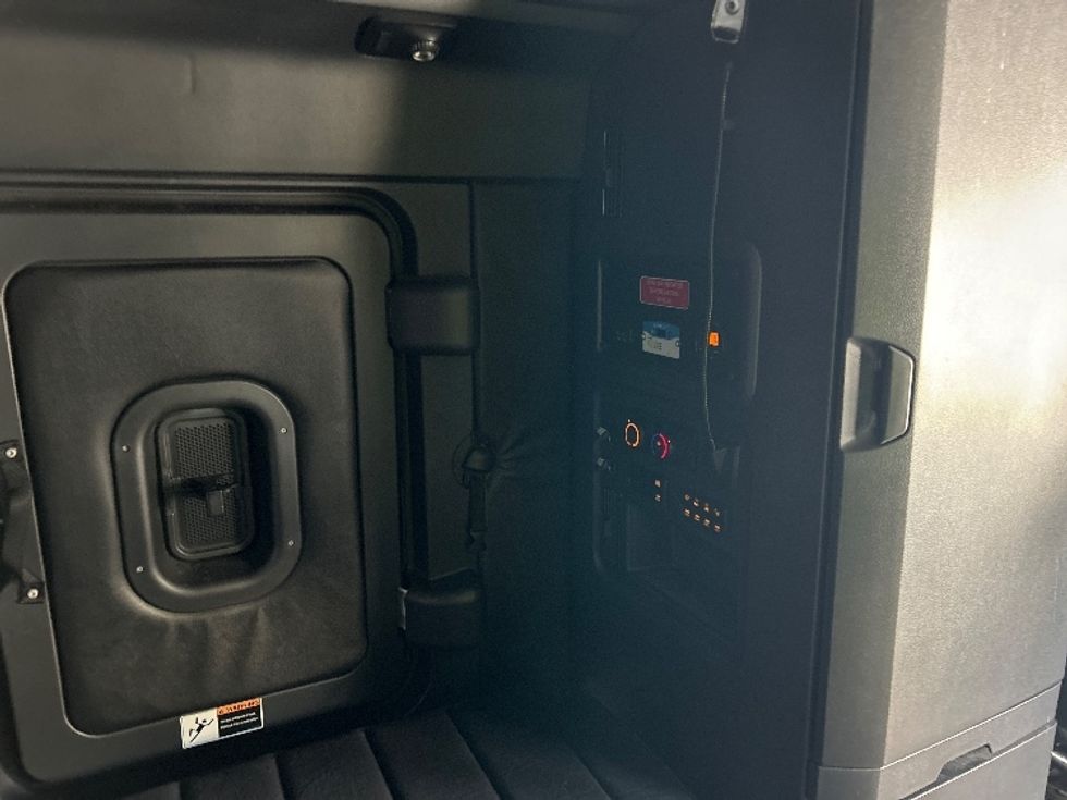 Sleeper Tractor-Heavy Duty Tractors-Freightliner-2023-T12664ST-Salem-VA-708,754\n\t\tmiles-$ 52,250 - Image 18