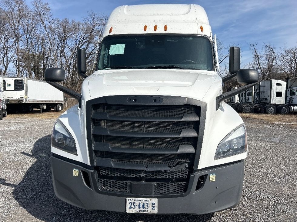 Sleeper Tractor-Heavy Duty Tractors-Freightliner-2023-T12664ST-Salem-VA-708,754\n\t\tmiles-$ 52,250 - Image 2