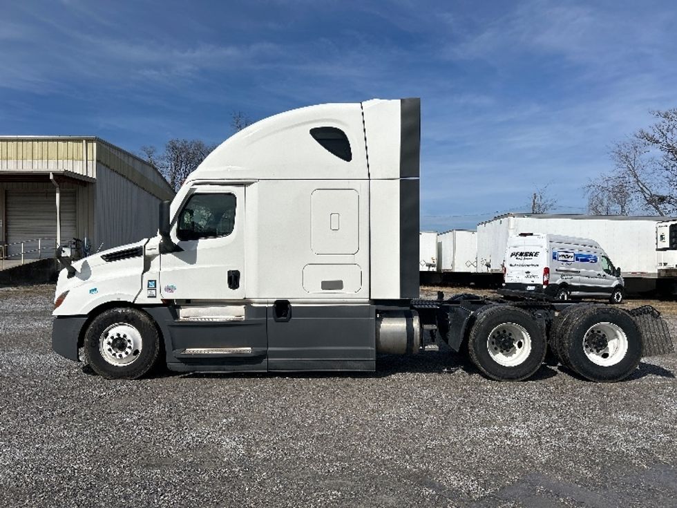 Sleeper Tractor-Heavy Duty Tractors-Freightliner-2023-T12664ST-Salem-VA-708,754\n\t\tmiles-$ 52,250 - Image 4
