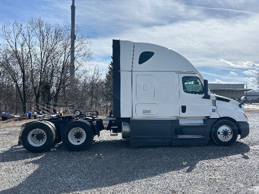 Sleeper Tractor-Heavy Duty Tractors-Freightliner-2023-T12664ST-Salem-VA-708,754\n\t\tmiles-$ 52,250 - Image 8