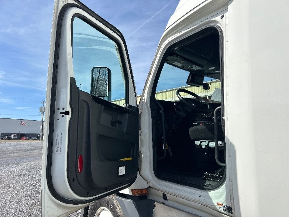 Sleeper Tractor-Heavy Duty Tractors-Freightliner-2023-T12664ST-Salem-VA-708,754\n\t\tmiles-$ 52,250 - Image 9