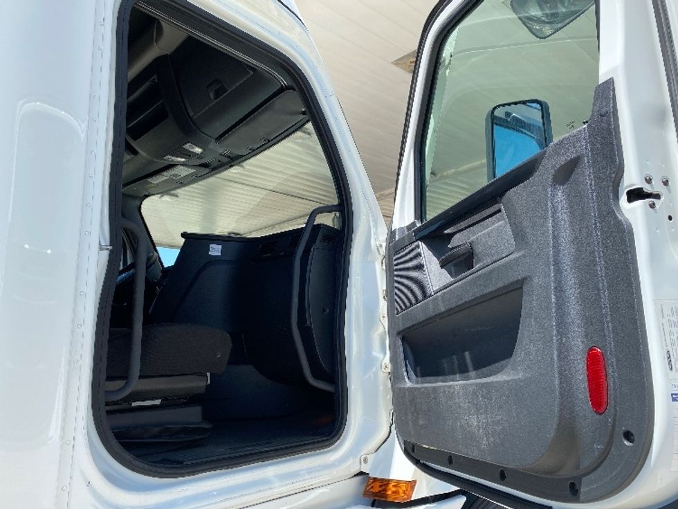 Sleeper Tractor-Heavy Duty Tractors-Freightliner-2023-T12664ST-Salt Lake City-UT-646,941\n\t\tmiles-$ 71,500 - Image 13