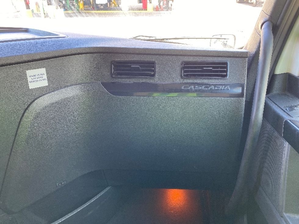 Sleeper Tractor-Heavy Duty Tractors-Freightliner-2023-T12664ST-Salt Lake City-UT-646,941\n\t\tmiles-$ 71,500 - Image 14