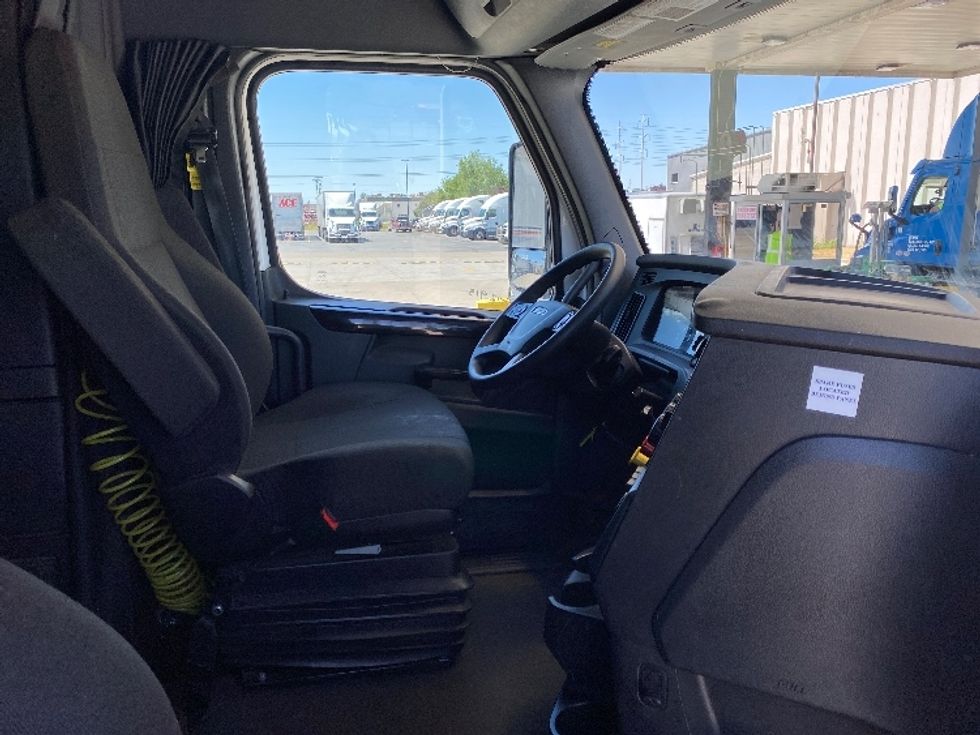 Sleeper Tractor-Heavy Duty Tractors-Freightliner-2023-T12664ST-Salt Lake City-UT-646,941\n\t\tmiles-$ 71,500 - Image 15