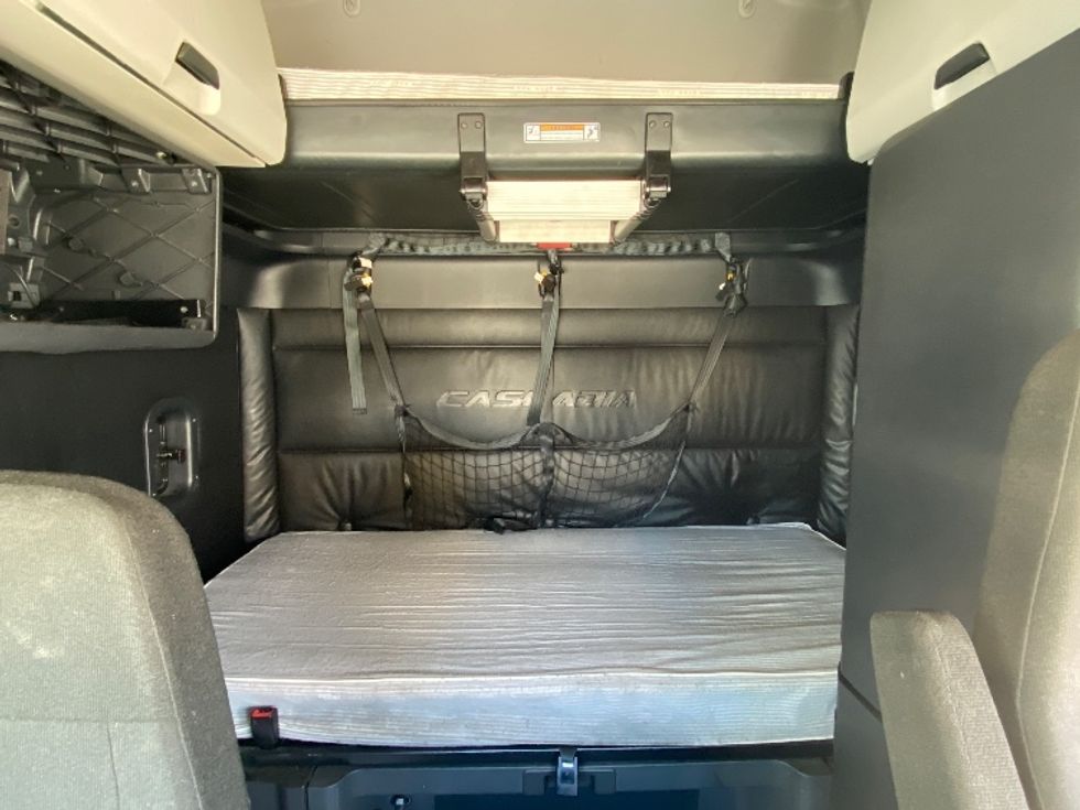 Sleeper Tractor-Heavy Duty Tractors-Freightliner-2023-T12664ST-Salt Lake City-UT-646,941\n\t\tmiles-$ 71,500 - Image 16