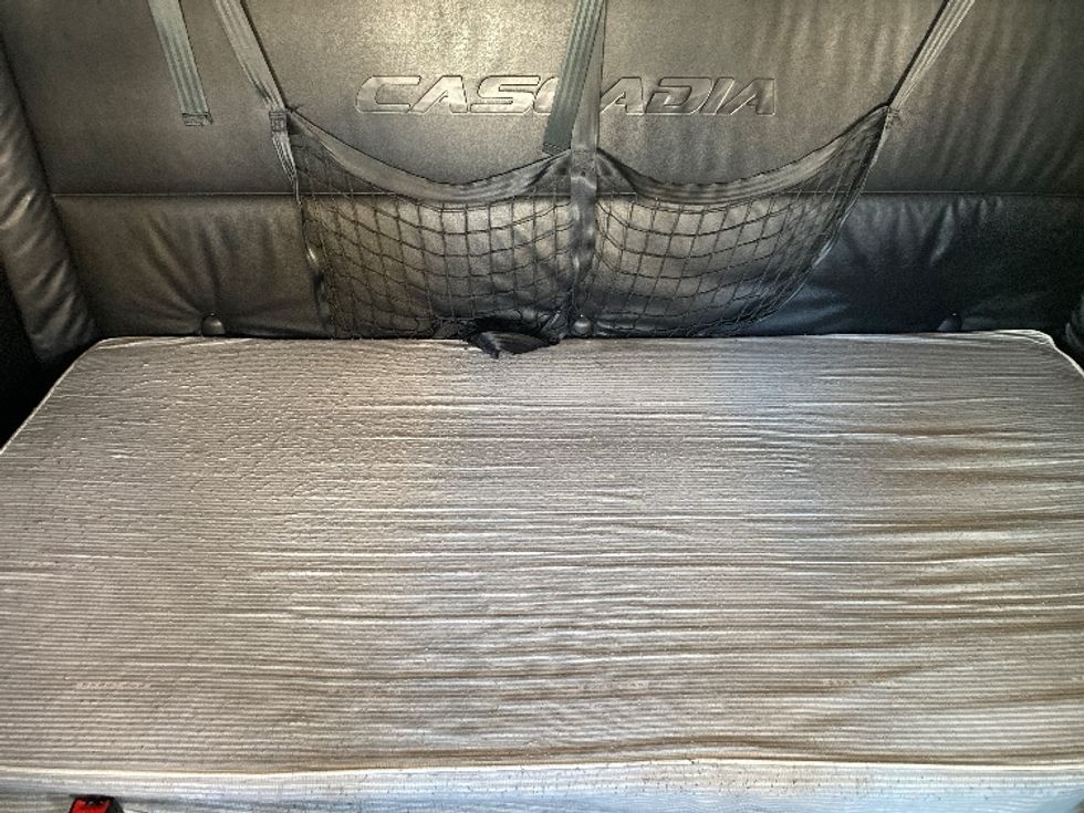 Sleeper Tractor-Heavy Duty Tractors-Freightliner-2023-T12664ST-Salt Lake City-UT-646,941\n\t\tmiles-$ 71,500 - Image 17