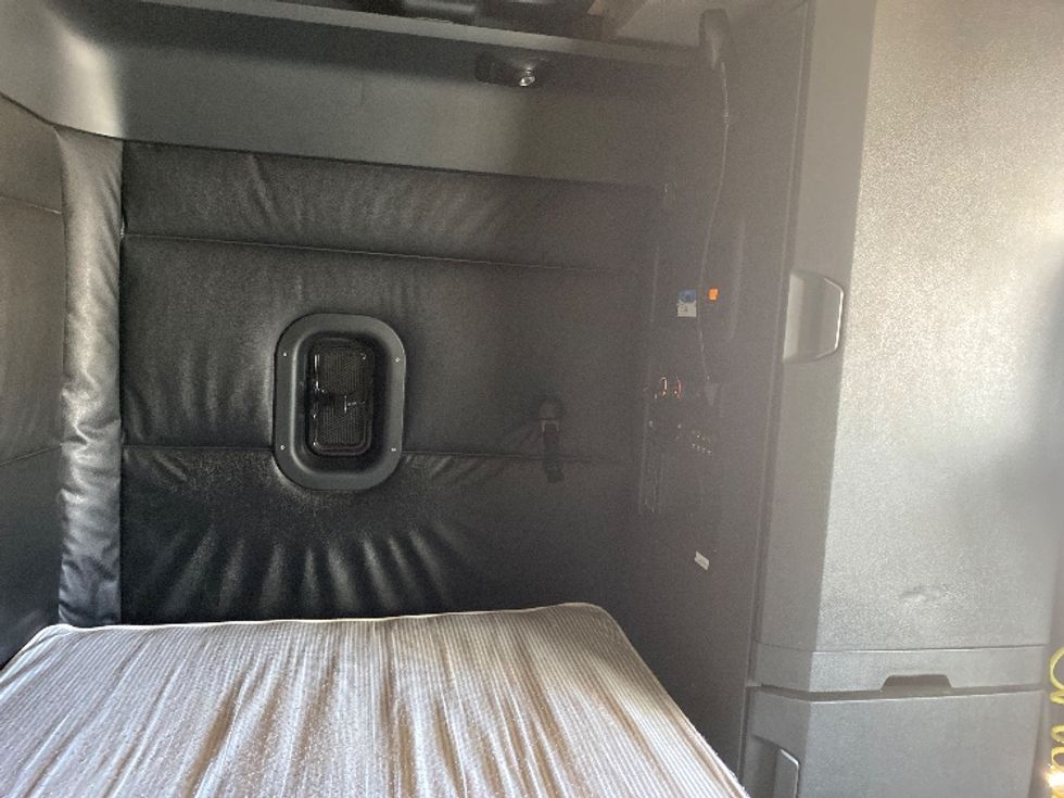 Sleeper Tractor-Heavy Duty Tractors-Freightliner-2023-T12664ST-Salt Lake City-UT-646,941\n\t\tmiles-$ 71,500 - Image 18