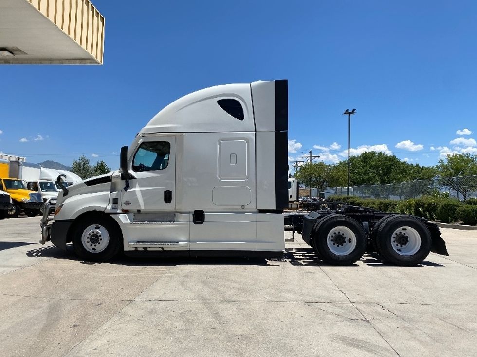 Sleeper Tractor-Heavy Duty Tractors-Freightliner-2023-T12664ST-Salt Lake City-UT-646,941\n\t\tmiles-$ 71,500 - Image 4