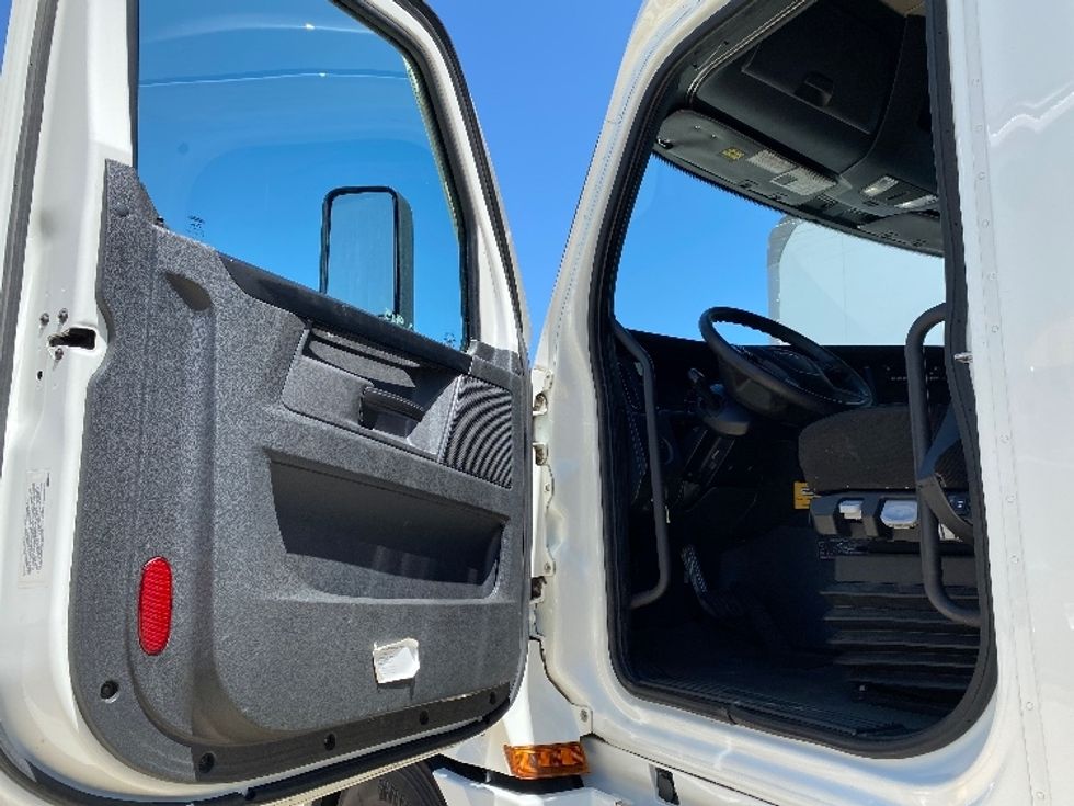 Sleeper Tractor-Heavy Duty Tractors-Freightliner-2023-T12664ST-Salt Lake City-UT-646,941\n\t\tmiles-$ 71,500 - Image 9