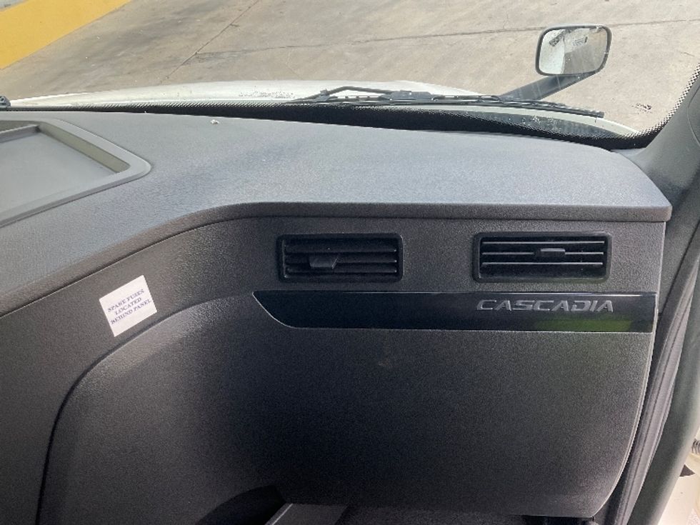 Sleeper Tractor-Heavy Duty Tractors-Freightliner-2023-T12664ST-San Antonio-TX-237,410\n\t\tmiles-$ 102,000 - Image 14