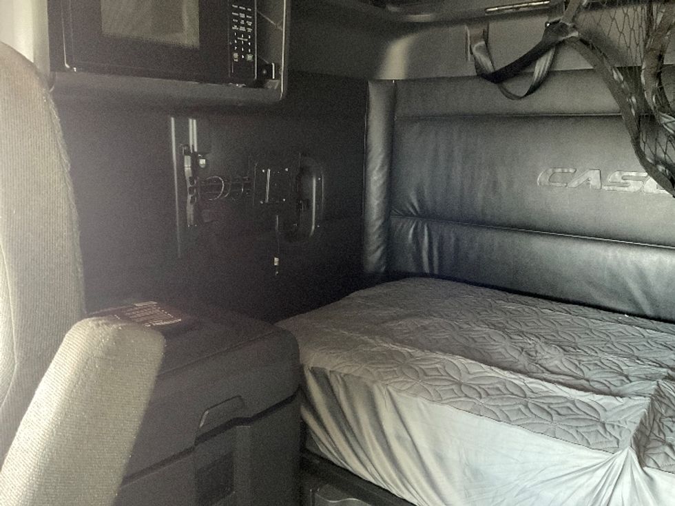 Sleeper Tractor-Heavy Duty Tractors-Freightliner-2023-T12664ST-San Antonio-TX-237,410\n\t\tmiles-$ 102,000 - Image 19