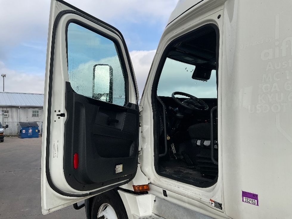 Sleeper Tractor-Heavy Duty Tractors-Freightliner-2023-T12664ST-San Antonio-TX-237,410\n\t\tmiles-$ 102,000 - Image 9