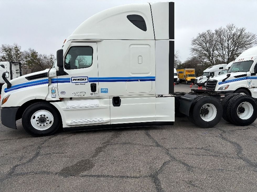 Sleeper Tractor-Heavy Duty Tractors-Freightliner-2023-T12664ST-San Antonio-TX-339,875\n\t\tmiles-$ 92,750 - Image 4