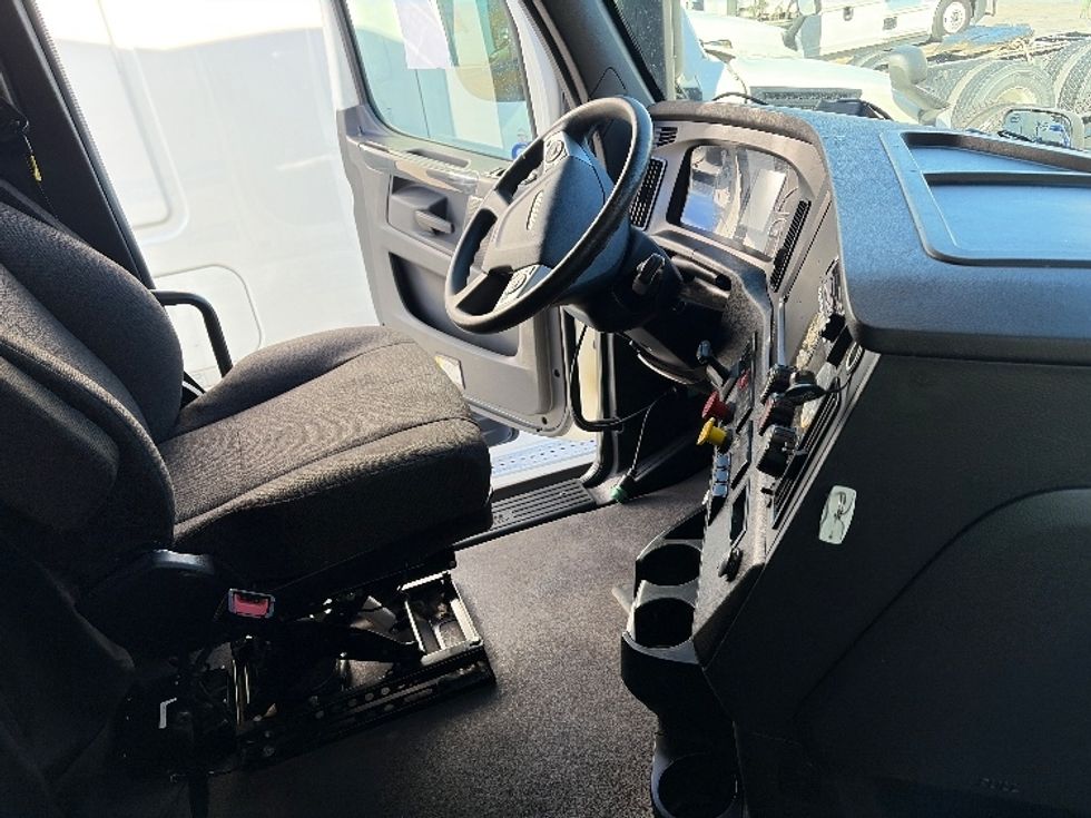 Sleeper Tractor-Heavy Duty Tractors-Freightliner-2023-T12664ST-San Antonio-TX-399,341\n\t\tmiles-$ 86,000 - Image 13