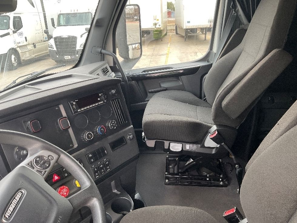 Sleeper Tractor-Heavy Duty Tractors-Freightliner-2023-T12664ST-San Antonio-TX-403,983\n\t\tmiles-$ 85,750 - Image 10