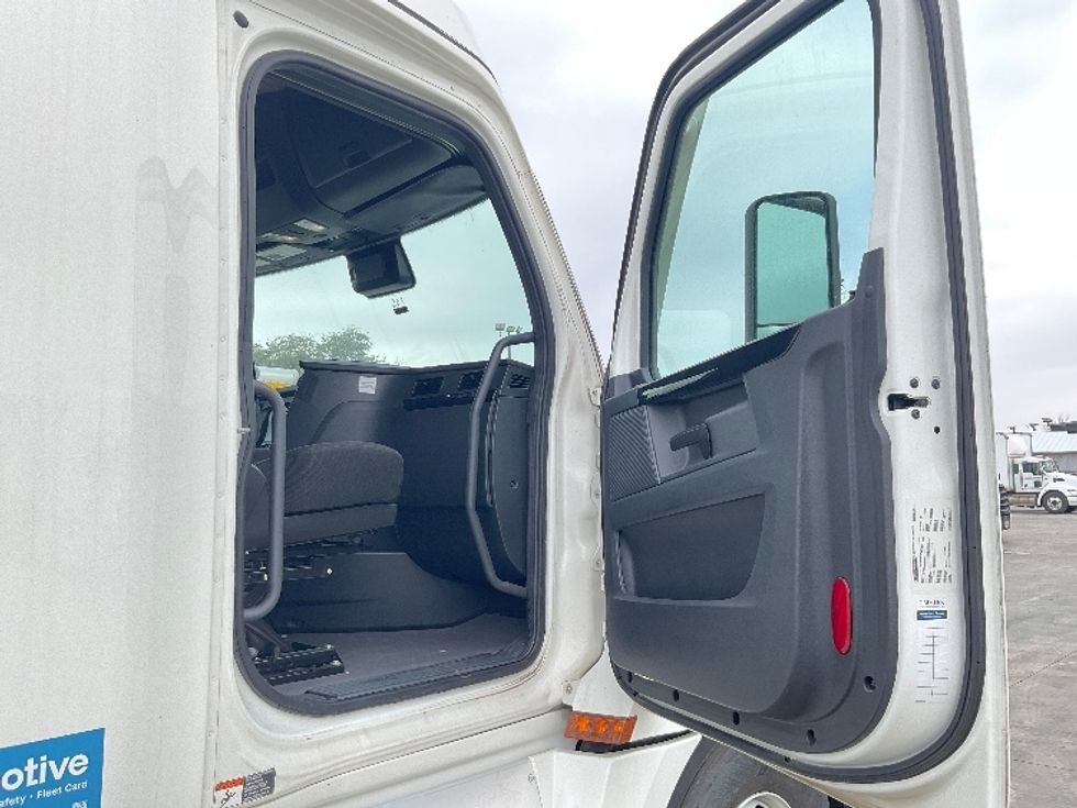 Sleeper Tractor-Heavy Duty Tractors-Freightliner-2023-T12664ST-San Antonio-TX-403,983\n\t\tmiles-$ 85,750 - Image 13