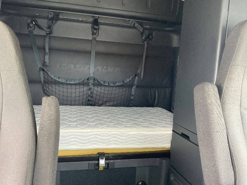 Sleeper Tractor-Heavy Duty Tractors-Freightliner-2023-T12664ST-San Antonio-TX-403,983\n\t\tmiles-$ 85,750 - Image 15