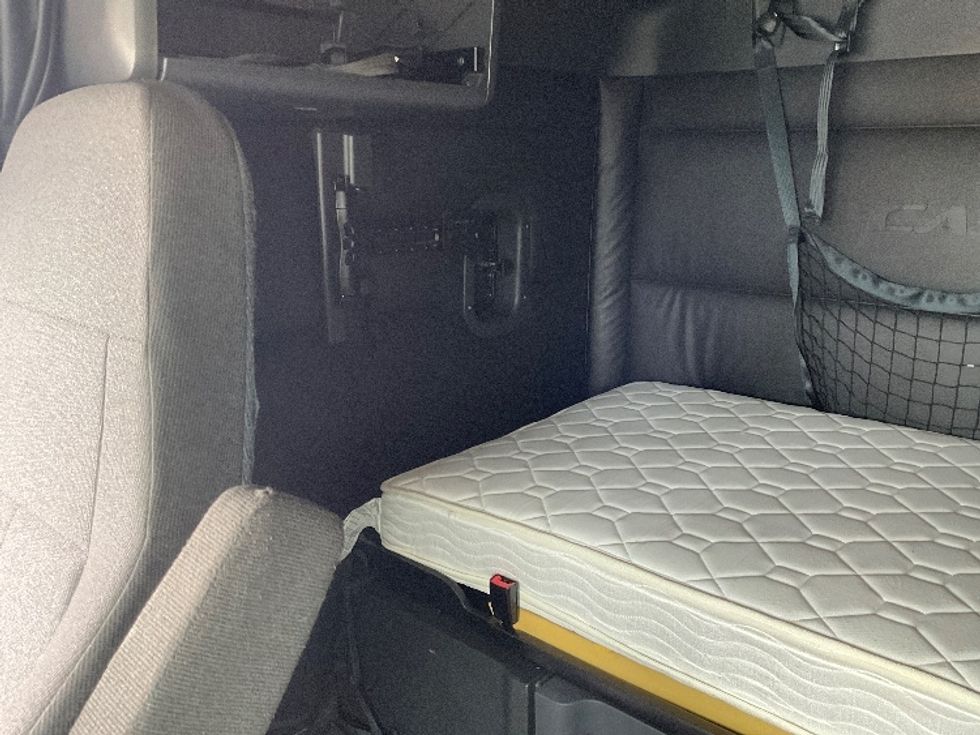 Sleeper Tractor-Heavy Duty Tractors-Freightliner-2023-T12664ST-San Antonio-TX-403,983\n\t\tmiles-$ 85,750 - Image 18