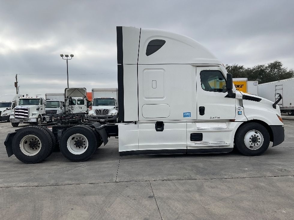 Sleeper Tractor-Heavy Duty Tractors-Freightliner-2023-T12664ST-San Antonio-TX-403,983\n\t\tmiles-$ 85,750 - Image 8