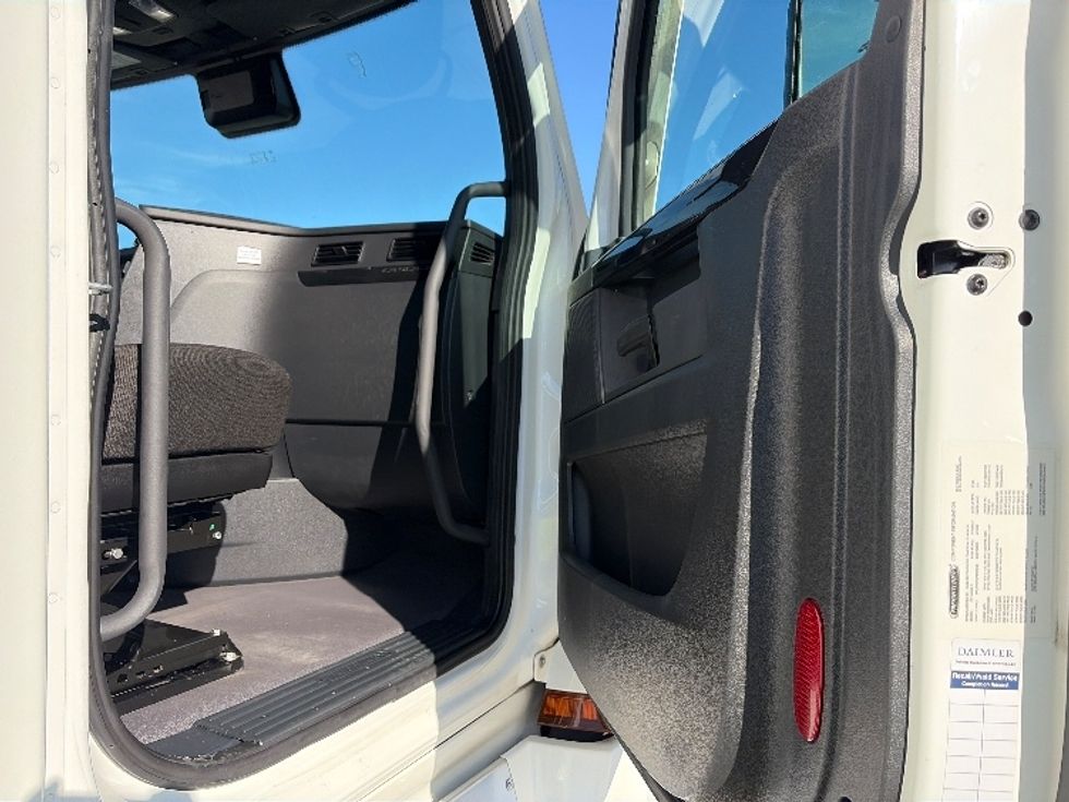 Sleeper Tractor-Heavy Duty Tractors-Freightliner-2023-T12664ST-San Antonio-TX-416,976\n\t\tmiles-$ 84,750 - Image 12