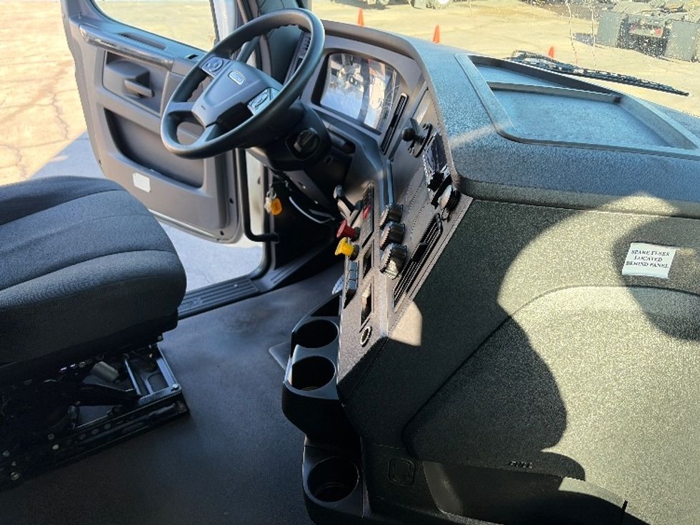 Sleeper Tractor-Heavy Duty Tractors-Freightliner-2023-T12664ST-San Antonio-TX-416,976\n\t\tmiles-$ 84,750 - Image 14