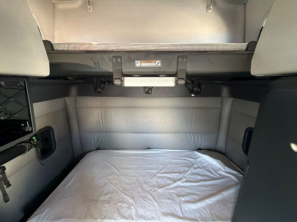 Sleeper Tractor-Heavy Duty Tractors-Freightliner-2023-T12664ST-San Antonio-TX-416,976\n\t\tmiles-$ 84,750 - Image 15