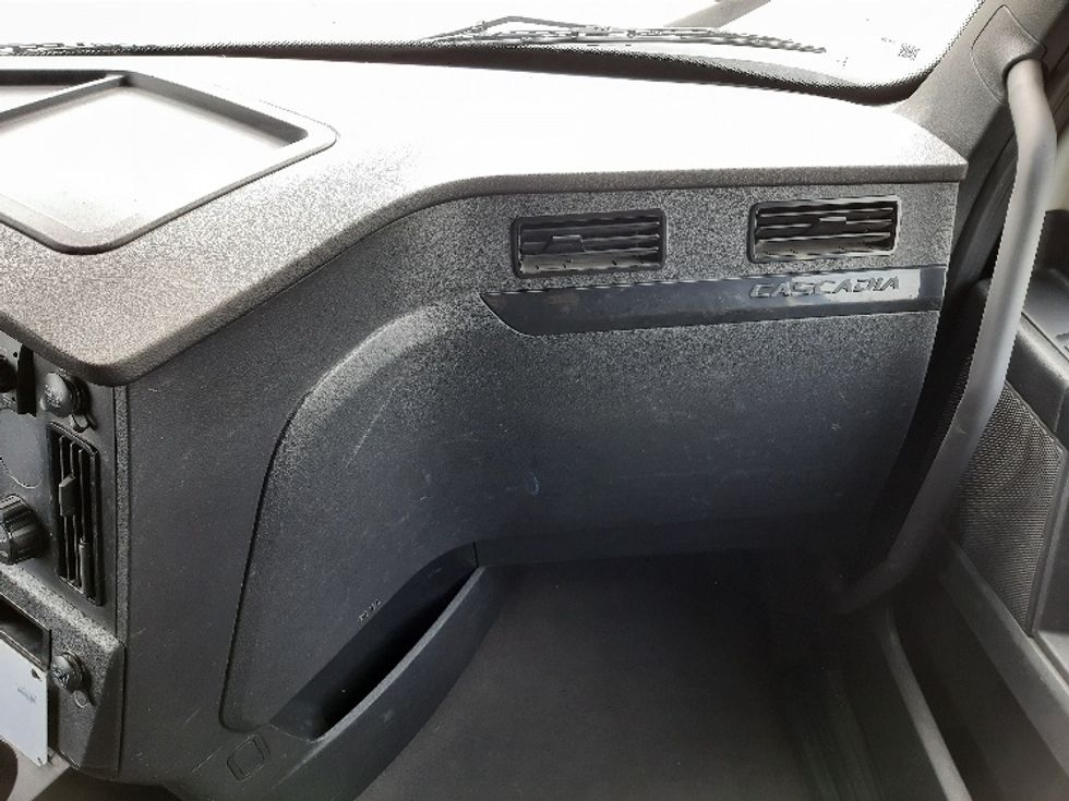 Sleeper Tractor-Heavy Duty Tractors-Freightliner-2023-T12664ST-San Antonio-TX-451,085\n\t\tmiles-$ 80,750 - Image 14