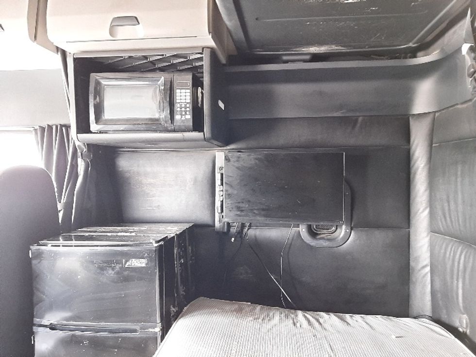 Sleeper Tractor-Heavy Duty Tractors-Freightliner-2023-T12664ST-San Antonio-TX-451,085\n\t\tmiles-$ 80,750 - Image 18