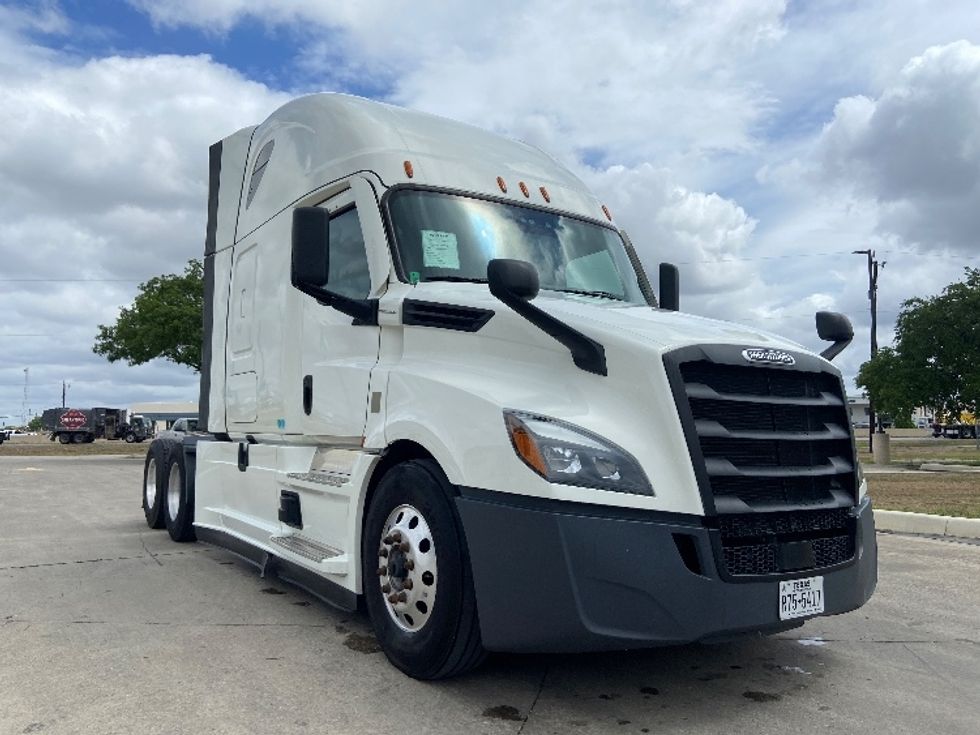 Sleeper Tractor-Heavy Duty Tractors-Freightliner-2023-T12664ST-San Antonio-TX-501,504\n\t\tmiles-$ 78,500 - Image 1