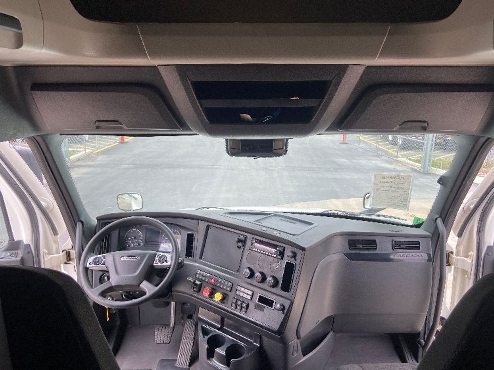 Sleeper Tractor-Heavy Duty Tractors-Freightliner-2023-T12664ST-San Antonio-TX-501,504\n\t\tmiles-$ 78,500 - Image 12