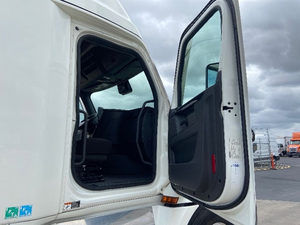 Sleeper Tractor-Heavy Duty Tractors-Freightliner-2023-T12664ST-San Antonio-TX-501,504\n\t\tmiles-$ 78,500 - Image 13