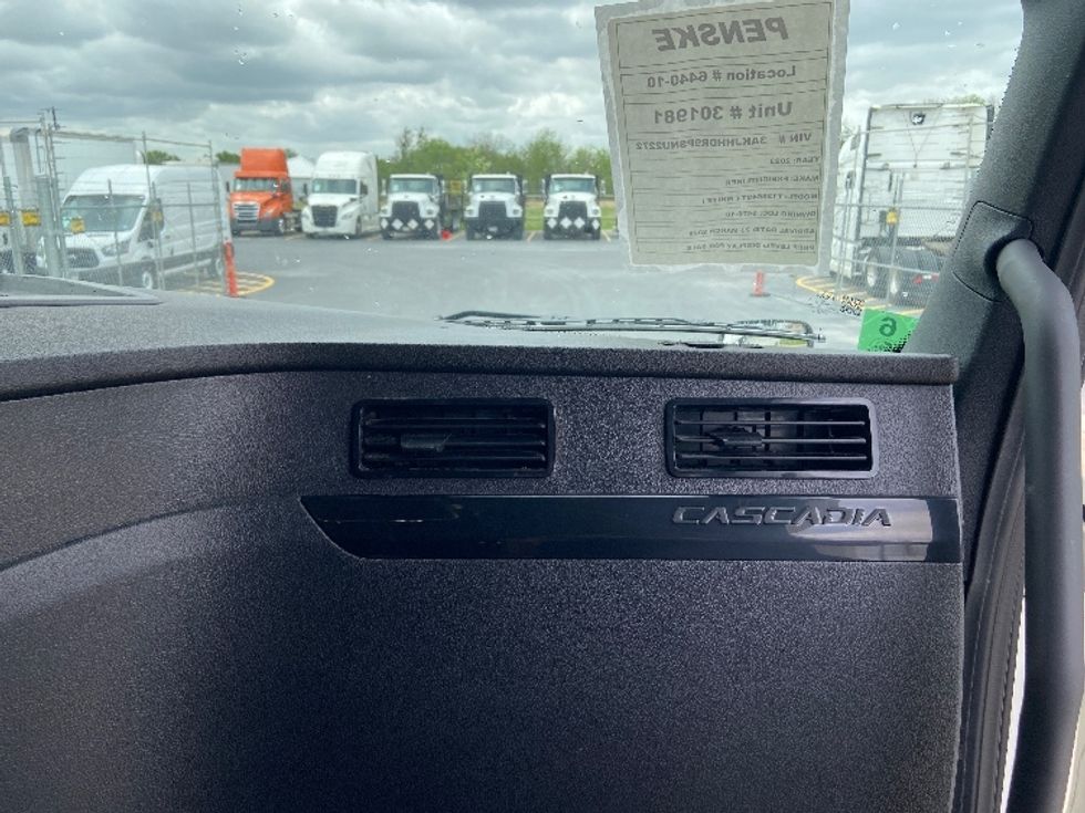 Sleeper Tractor-Heavy Duty Tractors-Freightliner-2023-T12664ST-San Antonio-TX-501,504\n\t\tmiles-$ 78,500 - Image 14