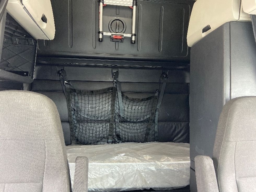 Sleeper Tractor-Heavy Duty Tractors-Freightliner-2023-T12664ST-San Antonio-TX-501,504\n\t\tmiles-$ 78,500 - Image 16