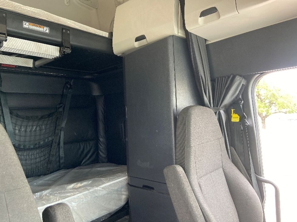 Sleeper Tractor-Heavy Duty Tractors-Freightliner-2023-T12664ST-San Antonio-TX-501,504\n\t\tmiles-$ 78,500 - Image 18