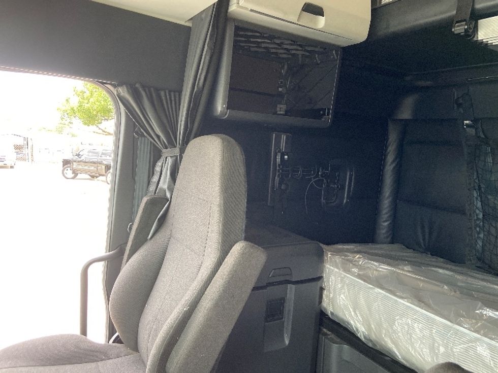 Sleeper Tractor-Heavy Duty Tractors-Freightliner-2023-T12664ST-San Antonio-TX-501,504\n\t\tmiles-$ 78,500 - Image 19