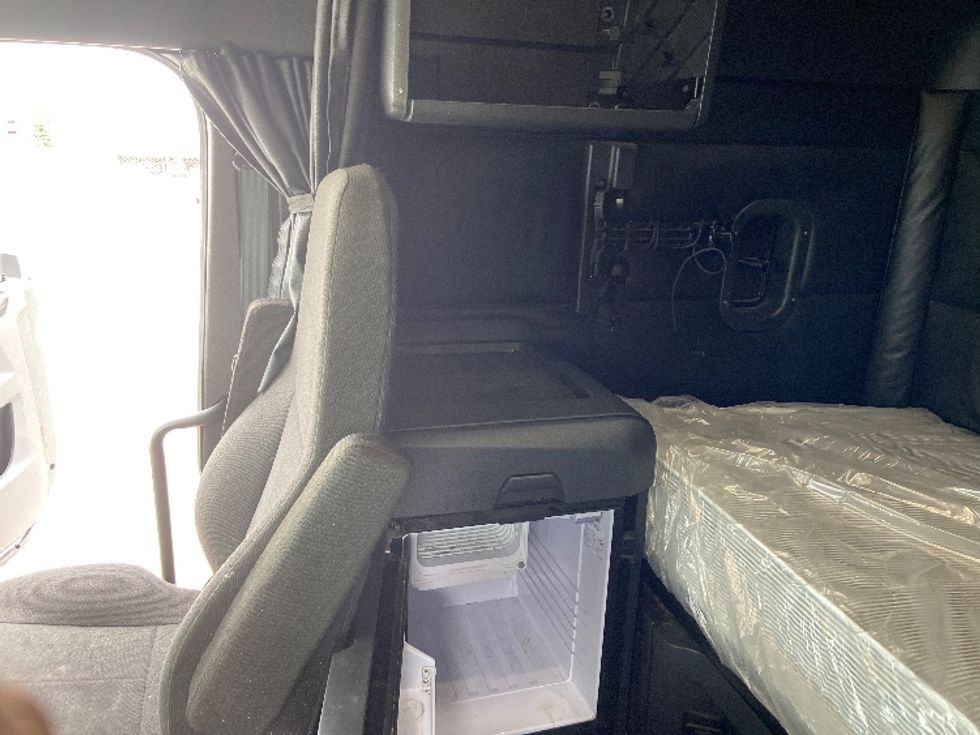 Sleeper Tractor-Heavy Duty Tractors-Freightliner-2023-T12664ST-San Antonio-TX-501,504\n\t\tmiles-$ 78,500 - Image 23