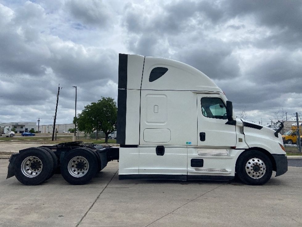 Sleeper Tractor-Heavy Duty Tractors-Freightliner-2023-T12664ST-San Antonio-TX-501,504\n\t\tmiles-$ 78,500 - Image 8