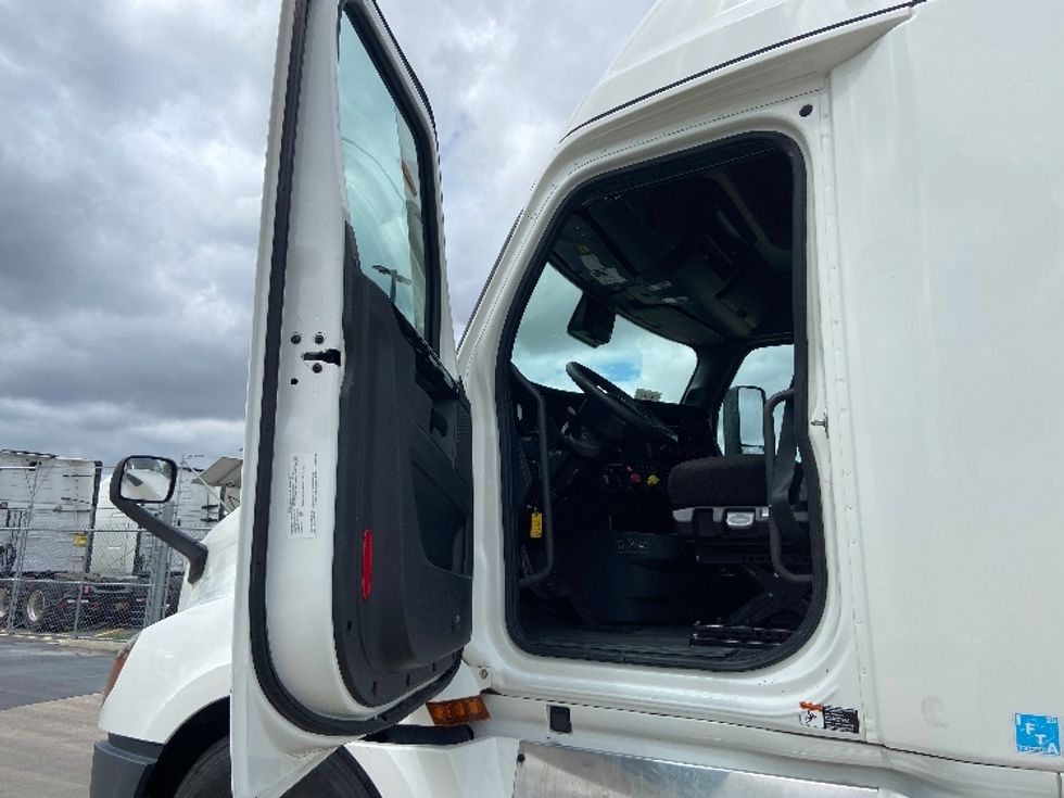 Sleeper Tractor-Heavy Duty Tractors-Freightliner-2023-T12664ST-San Antonio-TX-501,504\n\t\tmiles-$ 78,500 - Image 9