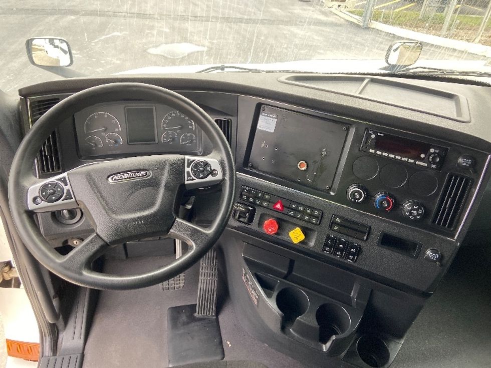 Sleeper Tractor-Heavy Duty Tractors-Freightliner-2023-T12664ST-San Antonio-TX-502,931\n\t\tmiles-$ 75,750 - Image 11