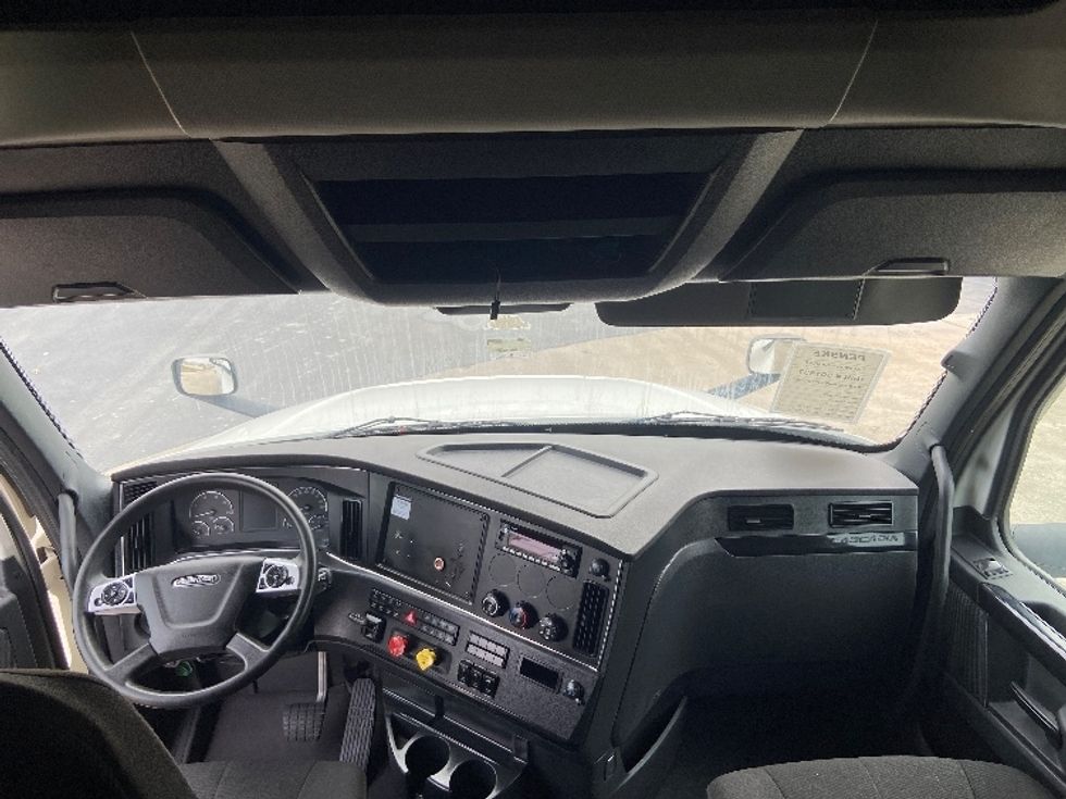 Sleeper Tractor-Heavy Duty Tractors-Freightliner-2023-T12664ST-San Antonio-TX-502,931\n\t\tmiles-$ 75,750 - Image 12