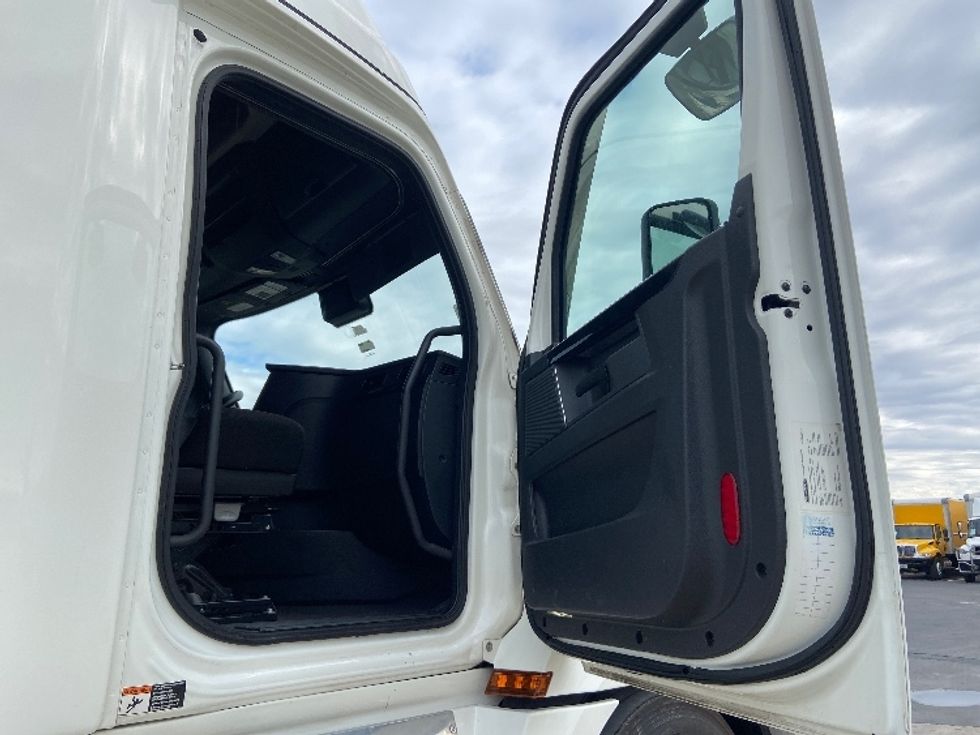 Sleeper Tractor-Heavy Duty Tractors-Freightliner-2023-T12664ST-San Antonio-TX-502,931\n\t\tmiles-$ 75,750 - Image 13