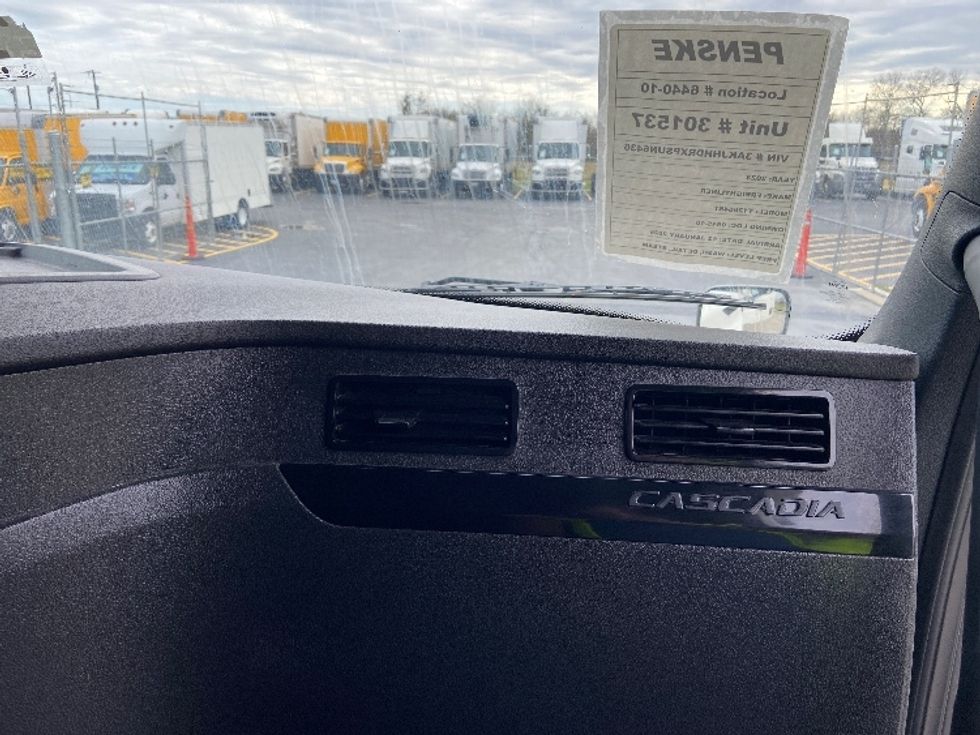 Sleeper Tractor-Heavy Duty Tractors-Freightliner-2023-T12664ST-San Antonio-TX-502,931\n\t\tmiles-$ 75,750 - Image 14