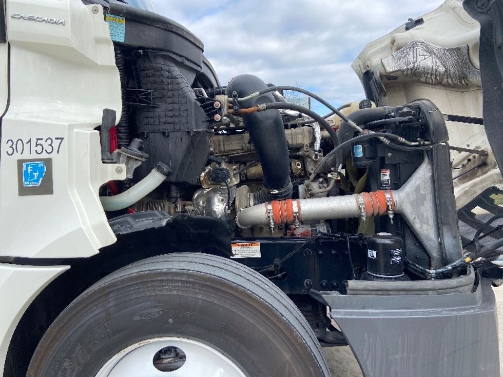 Sleeper Tractor-Heavy Duty Tractors-Freightliner-2023-T12664ST-San Antonio-TX-502,931\n\t\tmiles-$ 75,750 - Image 20