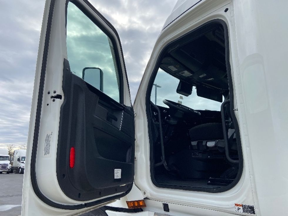 Sleeper Tractor-Heavy Duty Tractors-Freightliner-2023-T12664ST-San Antonio-TX-502,931\n\t\tmiles-$ 75,750 - Image 9