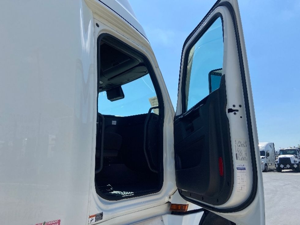 Sleeper Tractor-Heavy Duty Tractors-Freightliner-2023-T12664ST-San Antonio-TX-506,501\n\t\tmiles-$ 76,750 - Image 13