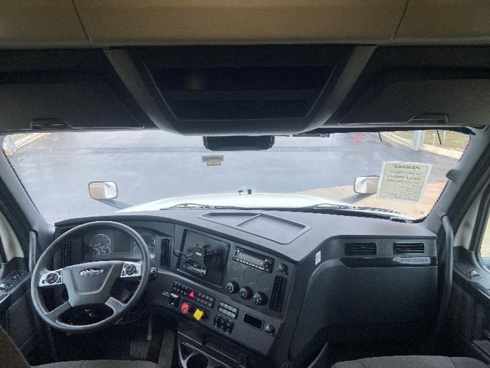 Sleeper Tractor-Heavy Duty Tractors-Freightliner-2023-T12664ST-San Antonio-TX-515,409\n\t\tmiles-$ 74,250 - Image 12